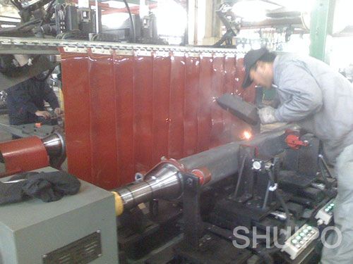 在富華車橋工作中的車橋焊接機 在富華車橋工作中的車橋焊接機